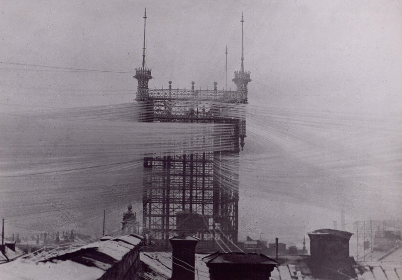 Illustration for article titled Photos from the Days When Thousands of Cables Crowded the Skies
